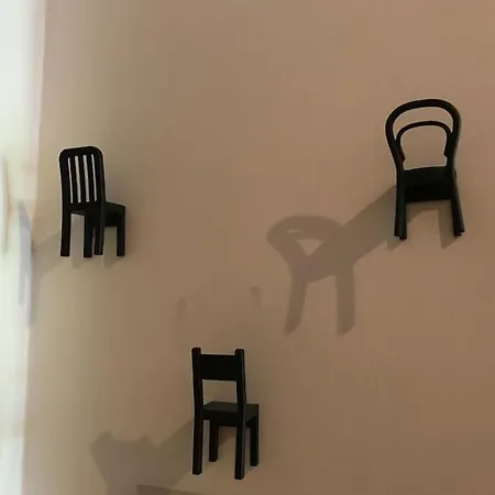 The Red Apartment Rom